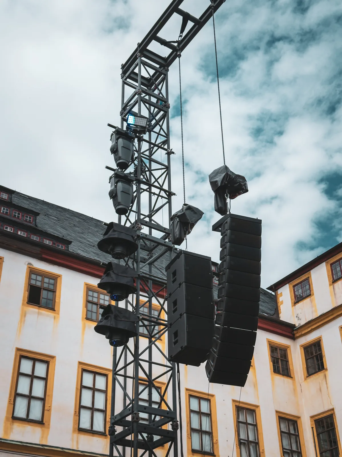 Line-Array und Rigging für KÖNIGSHAUT im Schlosshof Gotha