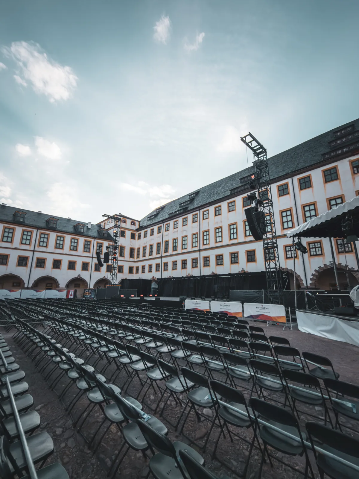 Bühnenaufbau für das Open-Air-Theater KÖNIGSHAUT in Gotha