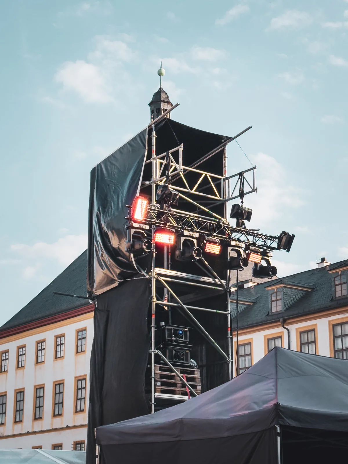 Seitlicher Bühnenaufbau mit Lichttechnik bei KÖNIGSHAUT Gotha