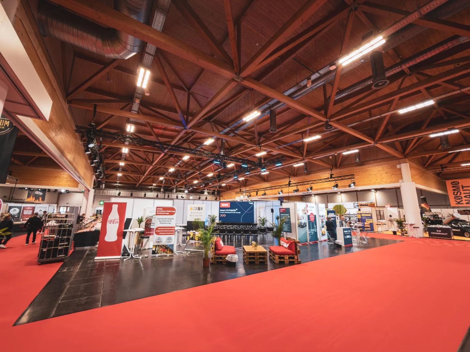 Ausstellungsfläche mit Warenständen, Bildfläche und Beleuchtung beim REWE Warenerlebnistag