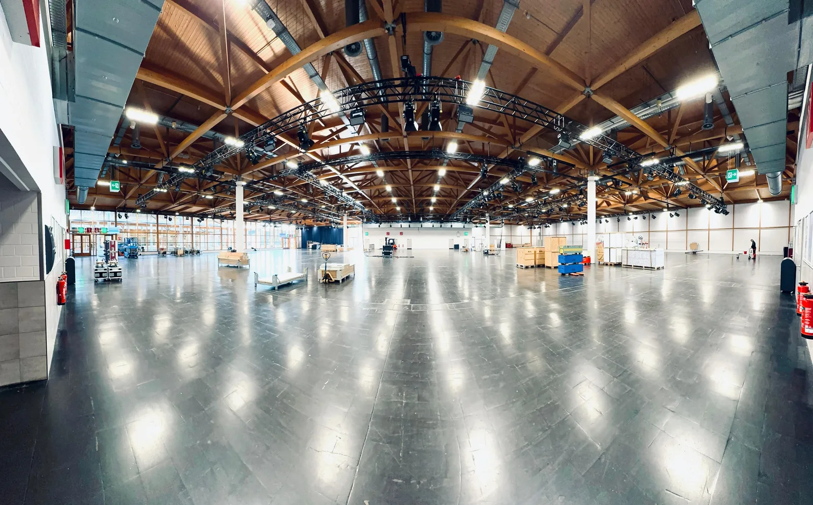 Hallenaufbau mit Traversen und Beleuchtung für den REWE Warenerlebnistag