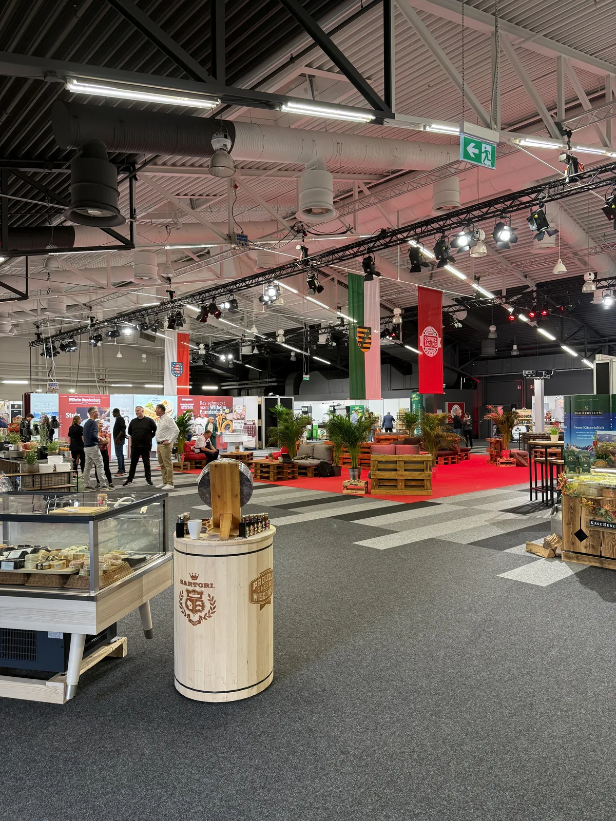Ausstellungsstände und Beleuchtung an Traversen bei der Servicemesse im Raum Leipzig