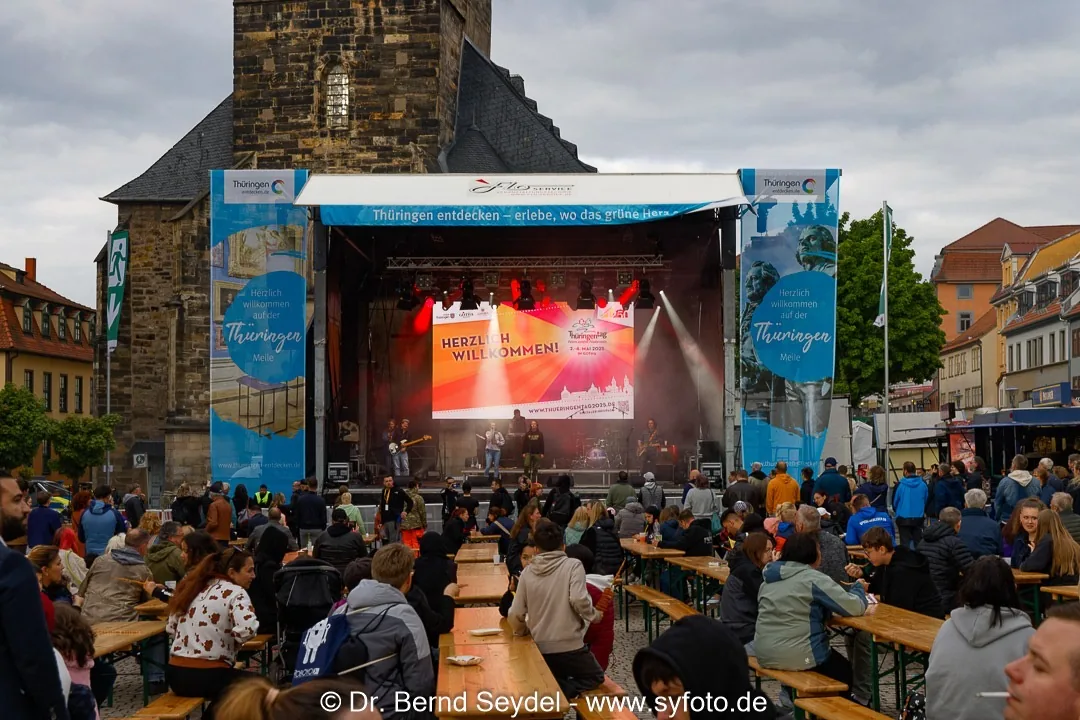 Bühne und sitzendes Publikum beim Thüringentag 2025