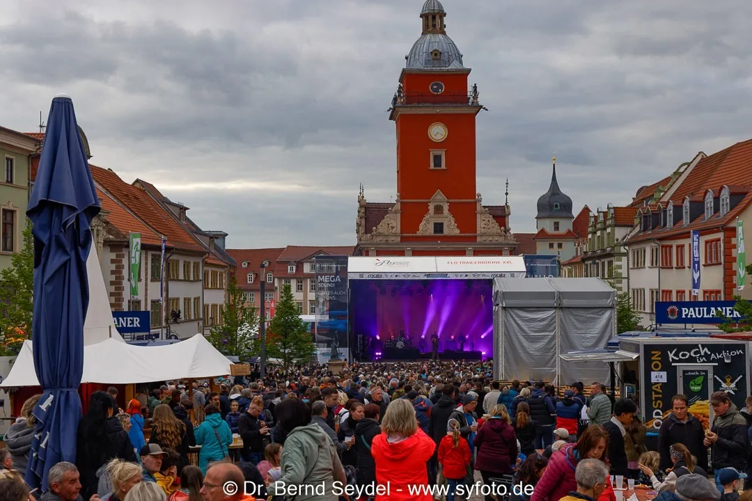 Hauptbühne mit Publikum beim Thüringentag 2025