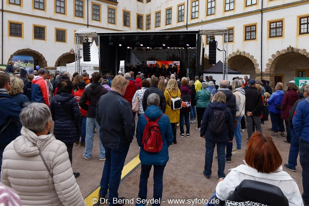 Publikum vor einer Veranstaltungsbühne beim Thüringentag 2025